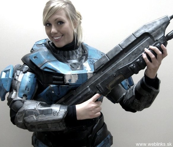 Halo: Spartan armor girl cosplay