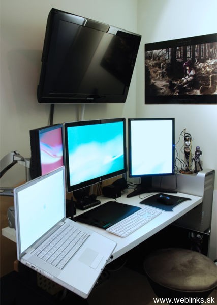 Workstations: Stôl, pc a harmónia káblov a obrazoviek