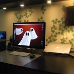 Workstations: Stôl, pc a harmónia káblov a obrazoviek