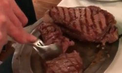 Keď pokrájaš hovädzí steak lyžičkou!